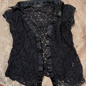 Heartsoul lace button in the front top like new no tears in the lace
